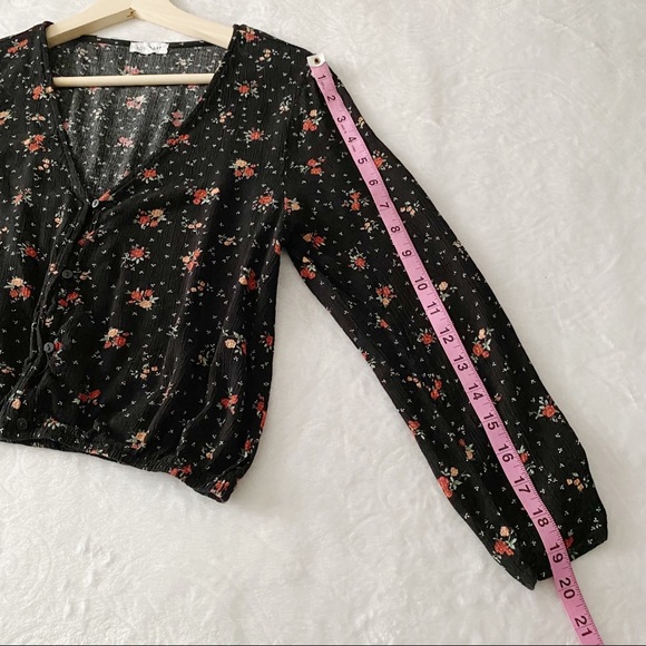 Floral Button Down Cropped Top - Picture 9 of 10